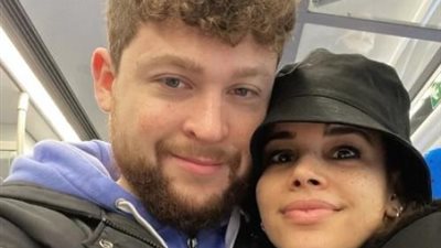 نور نجلة عمرو دياب في إطلالة رومانسية رفقة خطيبها