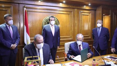 بالصور ..  تسليم 3 أقمار صناعية تعليمية للجامعات من إنتاج وكالة الفضاء المصرية