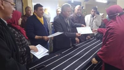 بمرتبات تصل لـ 5500 جنيه.. تسليم عقود عمل للمتدربات على التفصيل والخياطة بالمنوفية