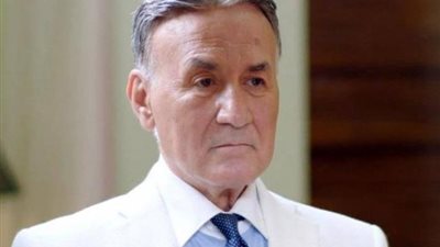 عبد الناصر ”مثلي الأعلي ”.. والسادات ” أفلس أسرتي وجوعنا ” .. و  مبارك ” قتل نفسه ” .. ومرسي ”فضحنا”.. والسيسي ” أعادني للسياسة  ” .. أخطر  تصريحات الراحل عزت أبو عوف عن رؤساء مصر