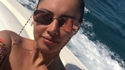 بالفيديو.. ياسمين رئيس تستمتع بإجازتها الصيفية فى قلب البحر