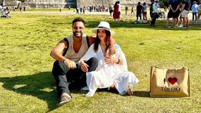 كريم فهمى بإطلالة رومانسية رفقة زوجته