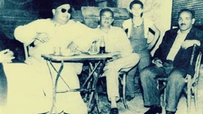 حكاية فتوة الإسكندرية شبيه الملك فاروق الذى أخرجه السادات من السجن بطائرة خاصة ليرد له الجميل