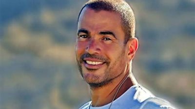 إعلامى شهير يهاجم عمرو دياب: بينجح علشان بيطلع مع بنات حلوة