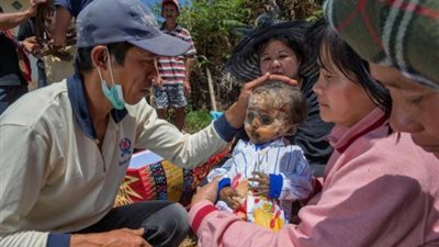 يحدث في شهر أغسطس من كل عام .. حكاية القبيلة التي تنبش القبور لتنظيف الموتى والاحتفال معهم