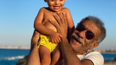 سيد رجب برفقة حفيدة أثناء عطلته الصيفية