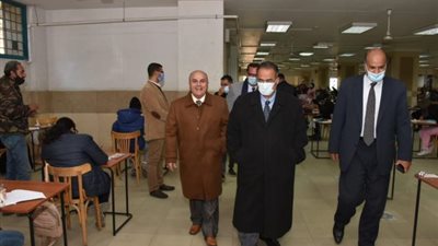 بالصور .. جولة لنائب رئيس جامعة عين شمس لمتابعة سير امتحانات كلية الحقوق