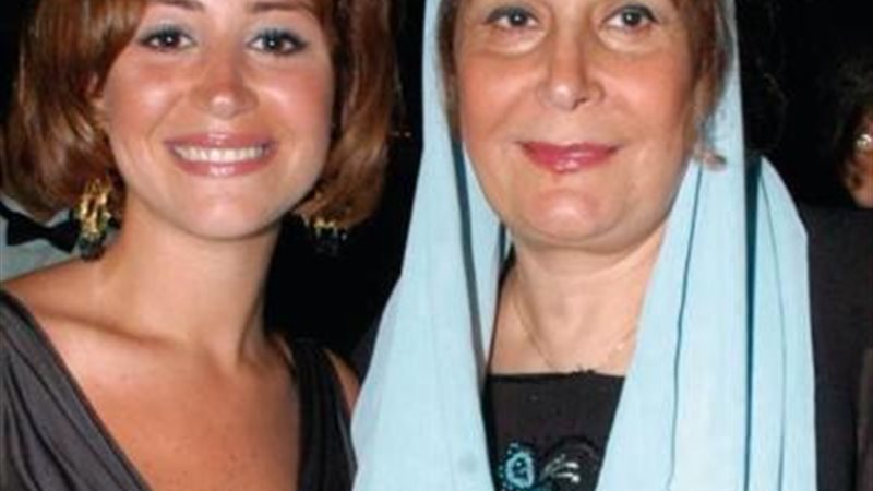 منة شلبى ووالدتها