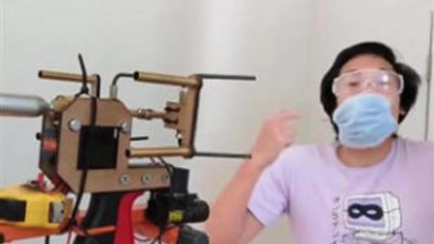 آخر تقاليع كورونا.. بندقية تطلق كمامات على الوجوه