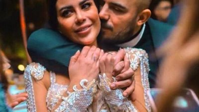 محمود العسيلي يحتفل بعيد زواجه برفقة زوجته