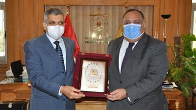 بالصور .. تفاصيل رسالة دكتوراة حضرها رئيس هيئة قناة السويس بجامعة حلوان