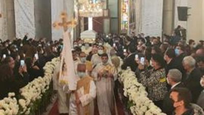 شاهد.. جنازة مهيبة في وداع القس مكاري يونان