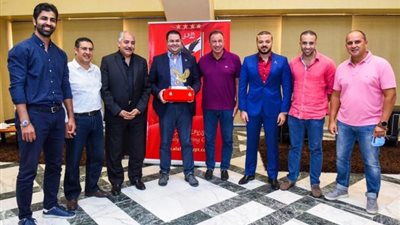 الخطيب يخاطب موظفي الأهلي.. ويكرم مستشار التسويق