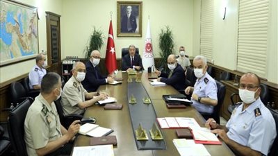 تصريحات خطيرة لـ «وزير الدفاع التركي» عن أزمة شرق المتوسط خلال اجتماعه مع قادة الجيش