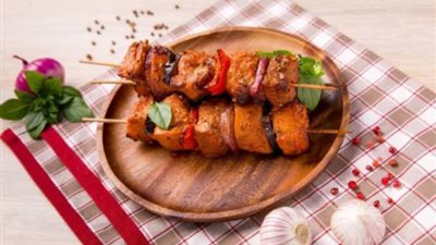 «زي المطاعم».. كيفية تحضير شيش طاووق