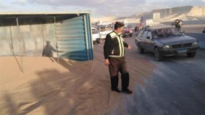 بالصور .. إنقلاب سيارة نقل محملة بالقمح علي الطريق الاوسطي قبل نفق الاتوستراد