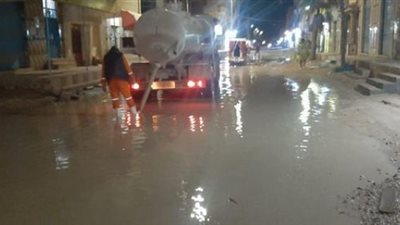 أجهزة مركز ومدينة مرسى مطروح  تواصل جهودها في إزالة مياه الامطار