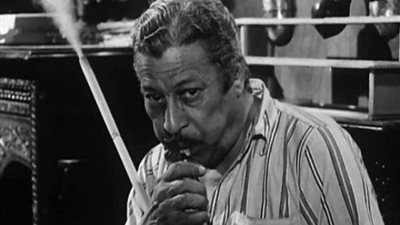 عمل ” موديل إعلانات  ” في بداية مشواره .. واكتشفه عبد الوارث عسر.. وتربع علي عرش النجومية بالصدفة.. حكايات لا تعرفها  عن  الباشكاتب ”عماد حمدي ”  الذي أصبح  فتى الشاشة الأول