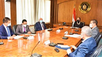 نيفين جامع: الحكومة حريصة على تهيئة البيئة المناسبة للتحول نحو إستخدام الطاقة النظيفة فى وسائل النقل الجماعى