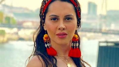 ياسمين رئيس تعود للديكور الخاص بفيلم ”جارة القمر”