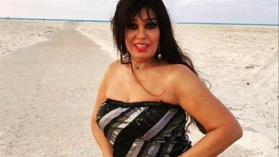 بعد تعافيها من وعكة صحية.. فيفي عبده بفستان جريء على شاطىء البحر