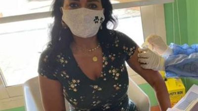 رانيا يوسف تحصل على لقاح كورونا