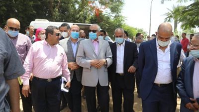 شاهد.. محافظ الجيزة يزف بشرى سارة بشأن محطات المياه والصرف الصحي