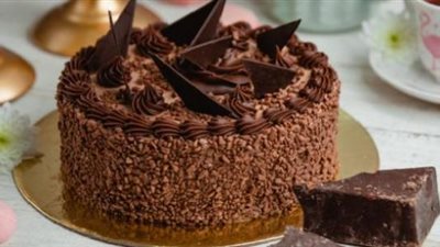 «زي المحلات».. أسهل طريقة لتحضير تورتة الشيكولاتة والقهوة