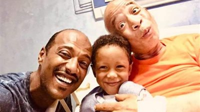 شاهد.. أحدث ظهور لـ شريف دسوقي من داخل المستشفى برفقة أمير صلاح الدين ونجله