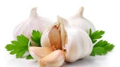 ماذا يحدث عند تناول الثوم على معدة فارغة؟