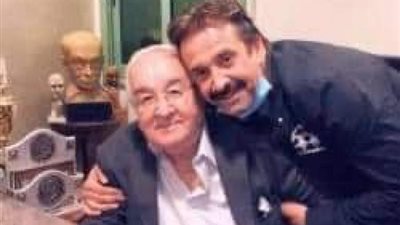 كريم عبد العزيز يكشف آخر تطورات الحالة الصحية لوالده بعد إصابته بكورونا: ادعوله