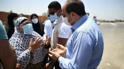 بالصور.. قصة السيدة التي استمع الرئيس السيسي لمطالبها