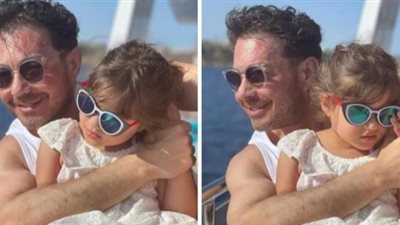 على البحر.. أحمد زاهر بصحبة ابنته الصغرى ”نور” في أحدث ظهور