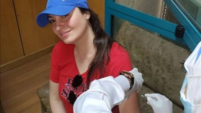 بالصور.. نرمين الفقي تتلقى الجرعة الأولى من لقاح فيروس كورونا