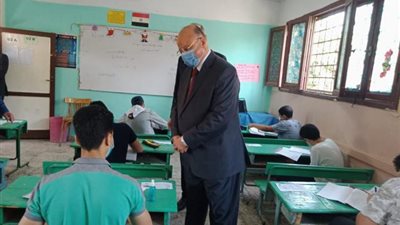 محافظ القاهرة يتفقد امتحانات الإعدادية