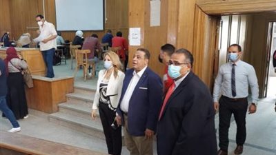 بالصور .. نائب رئيس جامعة عين شمس فى جولة تفقدية بآداب عين شمس