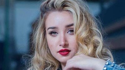 هنا الزاهد تثير الجدل بعد نشر صور عارية لها