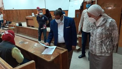 عميد آداب عين شمس يتفقد امتحانات نهاية العام الدراسي لطلاب الدراسات العليا