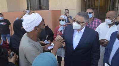 محافظ البحر الأحمر يجري جولة ميدانية بمساكن بديل العشوائيات بالغردقة