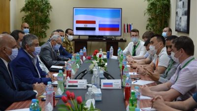 نائب وزير الطيران يبحث مع الوفد الروسى الإجراءات الأمنية بمطارى شرم والغردقة