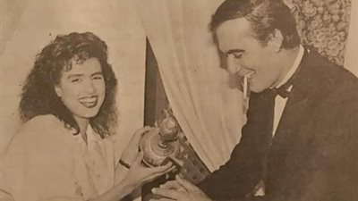 سيمون تحيي ذكرى ميلاد محمود ياسين بصورة نادرة من كواليس مسلسل ”مذكرات زوج”