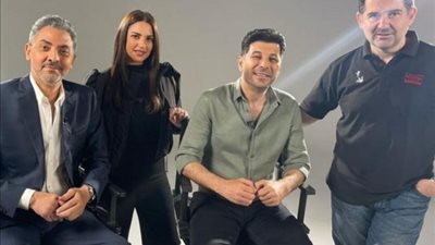 بالصورة.. درة تحتفل بانتهاء تصوير ”الكاهن” برفقة حسين فهمي ومحمود حميدة