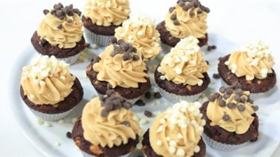 «زي المطاعم».. تعرفي على أسهل طريقة لإعداد كب كيك الشوكولاتة البيضاء والداكنة