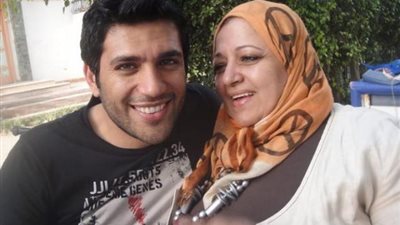 بصورة تجمعهما.. حسن الرداد يطلب من جمهوره الدعاء لوالدته الراحلة
