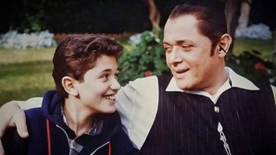 كريم محمود عبد العزيز يحيي ذكرى ميلاد والده بصورة نادرة: أغلى الغاليين