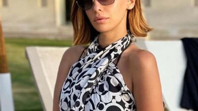 إيمان العاصى بإطلالة جريئة على البحر فى أحدث ظهور لها