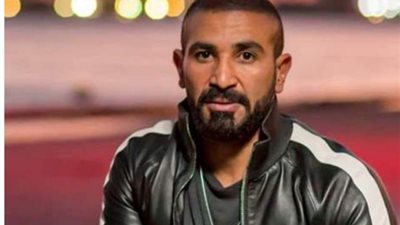 أحمد سعد يتعدى على شاب بالضرب فى الشارع أمام والدته وأخته.. اعرف الحقيقة