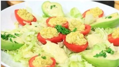 «زي المحلات».. كيفية إعداد سلطة أفوكادو بالبيض في المنزل