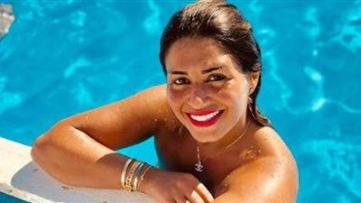 بالبكيني.. منة فضالي بإطلالة جريئة داخل حمام السباحة
