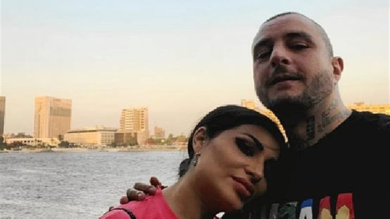 الفيشاوي وزوجته